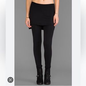 Max High-Low Skirt Legging in Black
Riller & Fount
Color:Black